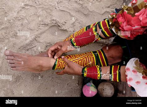 Una Mujer Ind Gena Del Pueblo Guna Que Llevaba Ornamento Tradicional De