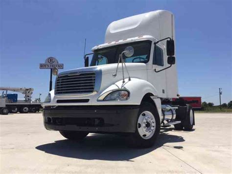 Freightliner Columbia (2005) : Daycab Semi Trucks