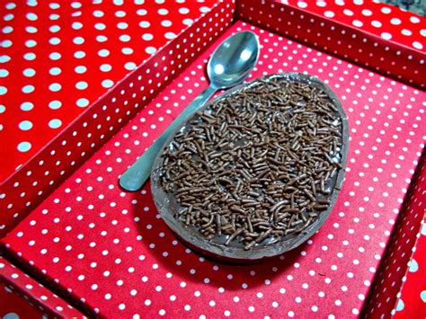 Mil Del Cias Na Cozinha Ovo De P Scoa De Colher Brigadeiro