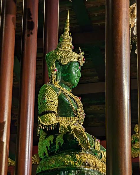 8 Amazing Facts About Bangkok’s Emerald Buddha