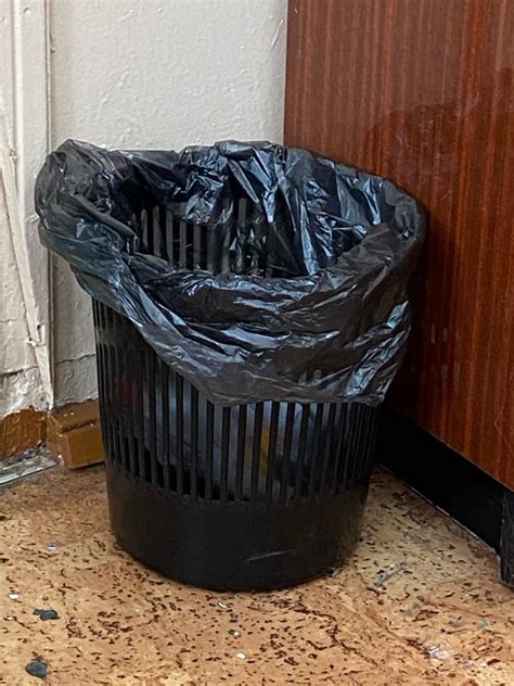 Создать мем "корзина офисная 10л пластик,черная стамм, мусорные корзины ...