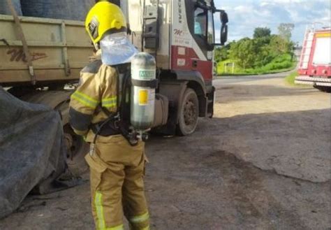 PRINCÍPIO DE INCÊNDIO É REGISTRADO EM CARRETA NA MG 050 EM FORMIGA