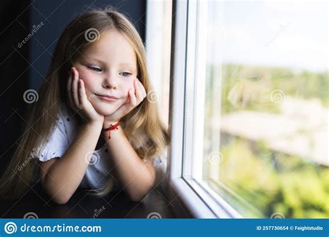 Belle Petite Fille Souriant Et Regardant Par La Fen Tre Un Enfant