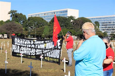 Mil Cruzes Protesto Por Mortos Da Covid 19 Na Esplanada Critica