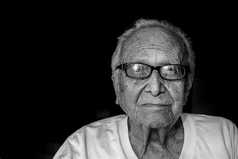 Fotograf A En Escala De Grises Hombre Vistiendo Camisa Los Anteojos