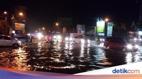 Banjir Lumpuhkan Jalur Poros Di Mojokerto Dan Rendam 4 Desa