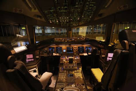 Boeing 777 300er Cockpit