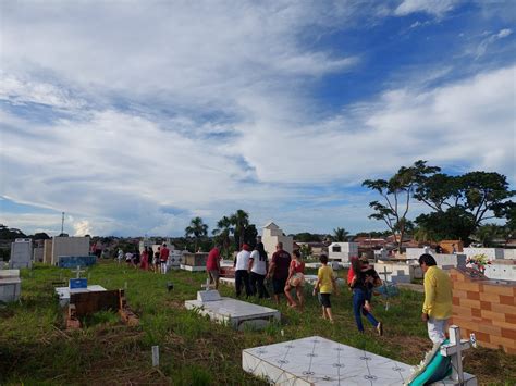 V Deo Enterro De Casal Morto Em Acidente Comove Parentes E Amigos Em