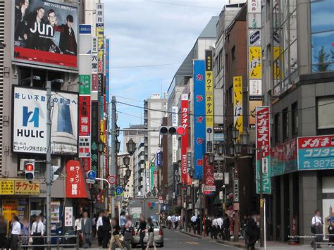 東京都中央区 東京駅前の商店街・八重洲仲通りの紹介（写真50枚）