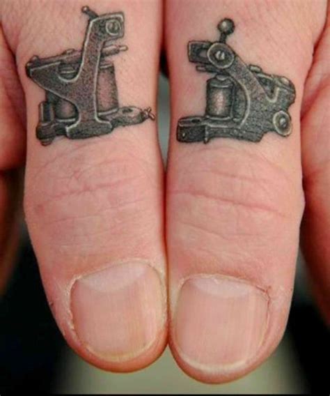 Tatuajes En La Mano Manos De Hombre Con Tatuajes De Máquinas Antiguas