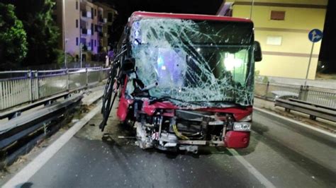 Tragedia A L Aquila Auto Si Schianta Nel Giardino Di Un Asilo Un