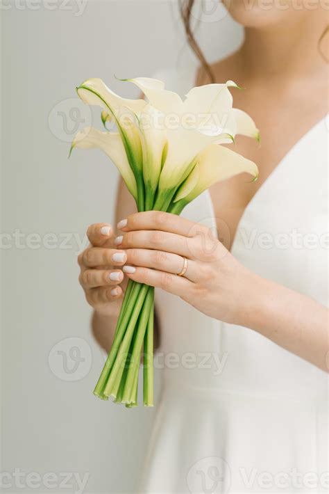 White Bridal Bouquet Of Calla Lilies In The Hands Of The Bride 23028483