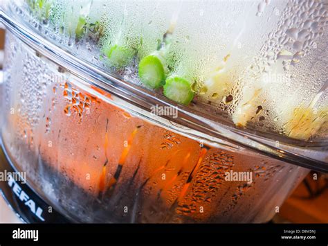 Steam cooking vegetables Stock Photo - Alamy