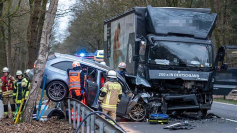 Auto stößt mit Lkw zusammen Fahrer eingeklemmt und schwer verletzt