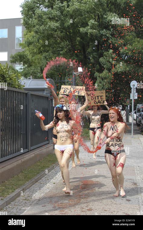 Members Feminist Protest Group Femen Fotos Und Bildmaterial In Hoher