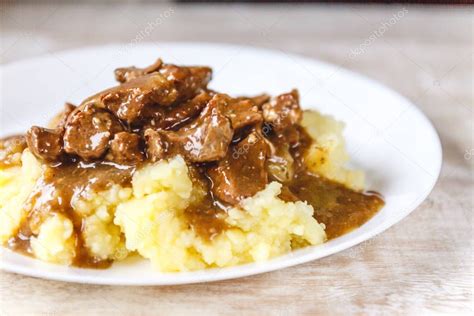 Carne Estofada Stroganoff De Ternera Con Salsa En Puré De Papas Clo 2024