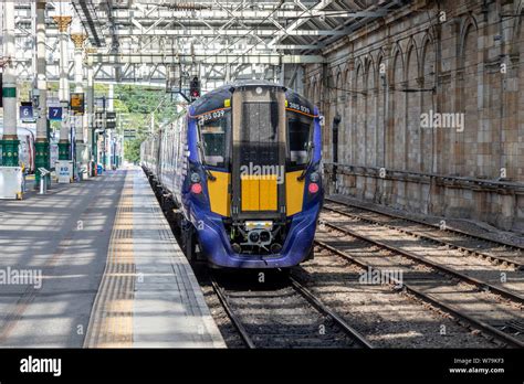 Ein Scotrail Klasse 385 Hitachi Zug Auf Gleis 7 Der Bahnhof Edinburgh Waverley Sitzen