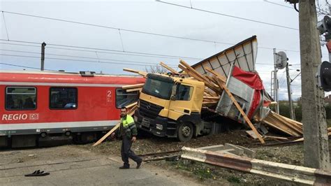 Opt persoane au fost rănite după ce un tren a lovit un TIR în Bistriţa