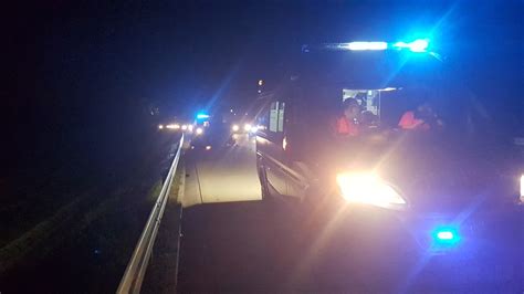 Wypadek na autostradzie A1 w Łodzi Dachowanie volkswagena ZDJĘCIA