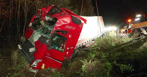 Unfall Bei Duisburg Sattelzug Prallt Gegen Lkw Auf Dem Seitenstreifen