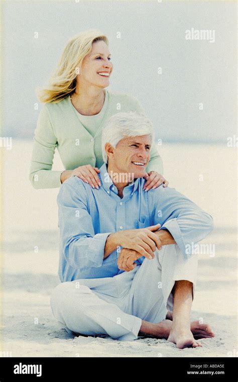 Vieux Couple Assis Sur La Plage Banque De Photographies Et Dimages à