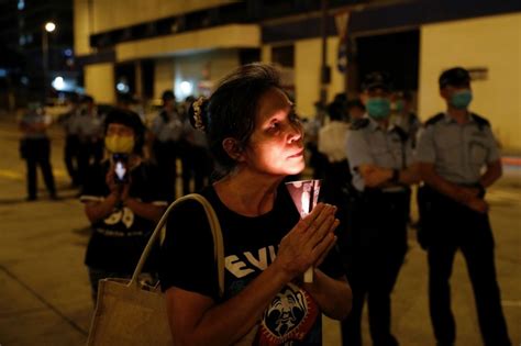 港警以限聚令反對六四晚會 百人到荔枝角收押所點燭紀念 國際 自由時報電子報