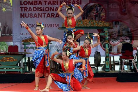 LOMBA TARI KREASI TRADISIONAL NUSANTARA ANTARA Foto