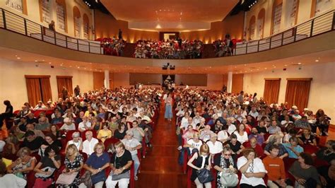 Toniolo Il Cartellone Sulle Finestre Del Teatro La Nuova Venezia