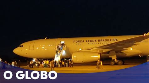 Avião da FAB primeiros brasileiros resgatados de Israel chega ao