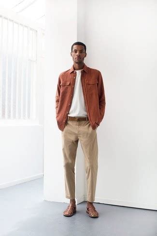 Comment Porter Un Pantalon Chino Beige Avec Des Sandales En Cuir Tabac