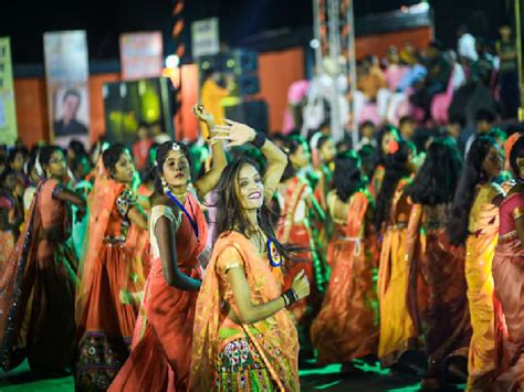 एक साथ एक ताल पर युवक युवतियों ने किया गरबा Young Men And Women Performed Garba Together On A