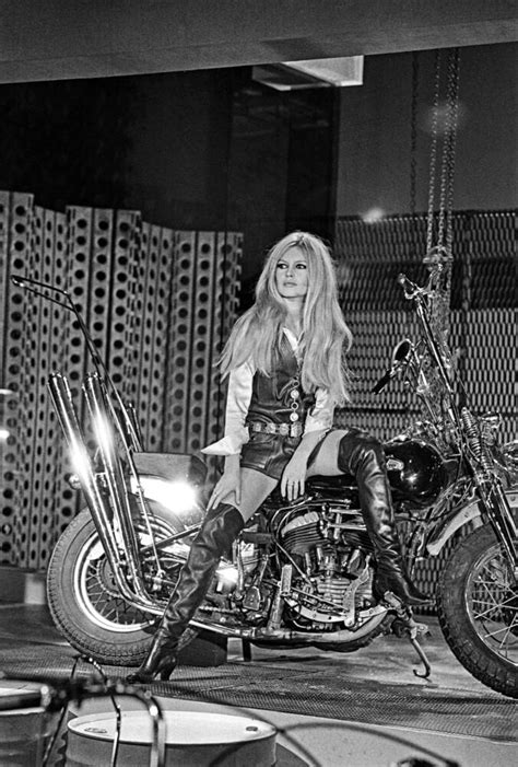 Brigitte Bardot Pose Sur Une Harley Davidson Photo Et Tableau