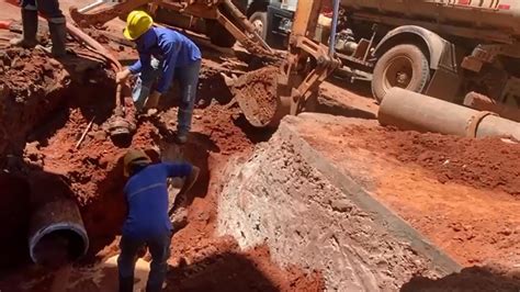 Tubula Es De Gua Rompem Na Regi O Central De Mar Lia E Obras De