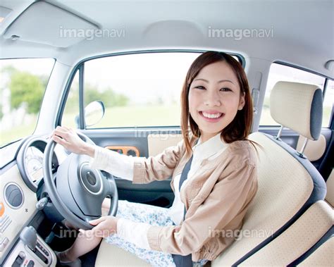 【車を運転する女性】の画像素材11550379 写真素材ならイメージナビ