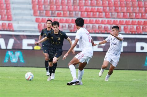 Pujian Pelatih Madura United Kepada Persib Jelang Duel Papan Atas Liga