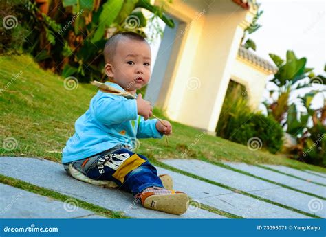 孤独的婴孩实践上跳舞亚洲，中国，汉语 库存图片 图片 包括有 活泼 男朋友 中国 高兴 文化 73095071