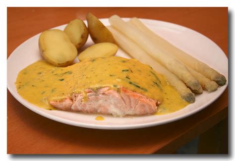 Filet de saumon sauce béarnaise ses asperges vapeurs La cuisine d