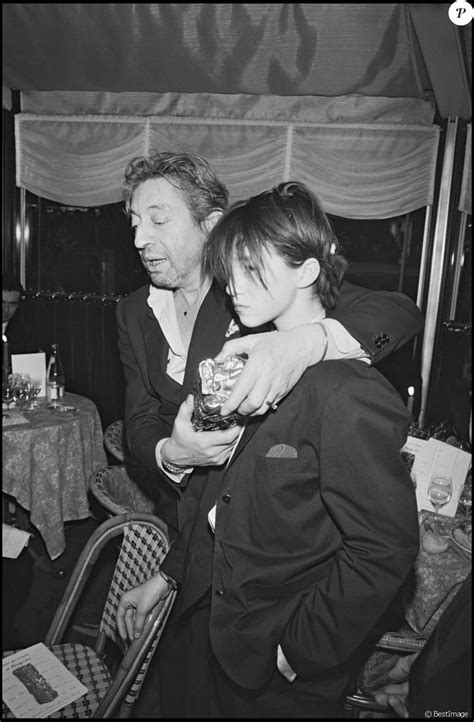 Serge Gainsbourg Et Sa Fille Charlotte Gainsbourg Après Que Celle Ci Eut Reçu Le César Du