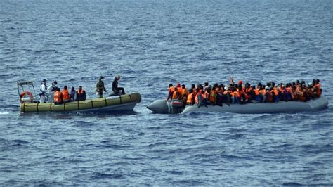 Migranti Barcone In Avaria Con Persone A Bordo E La Sea Watch