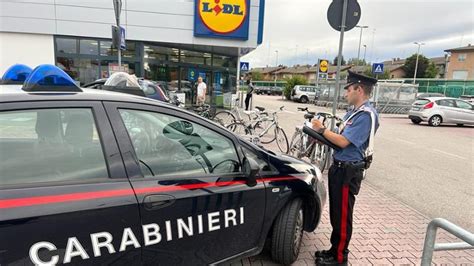 Ruba Bottiglie Di Alcolici Al Lidl Dellarcella A Padova Arrestato