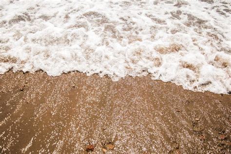 Praia Do Mar Dentro A Onda Branca Da Espuma Imagem De Stock