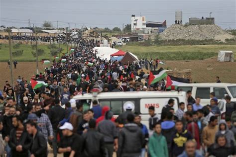 Tres Palestinos De Gaza Muertos Y Decenas De Heridos Mientras Miles Se