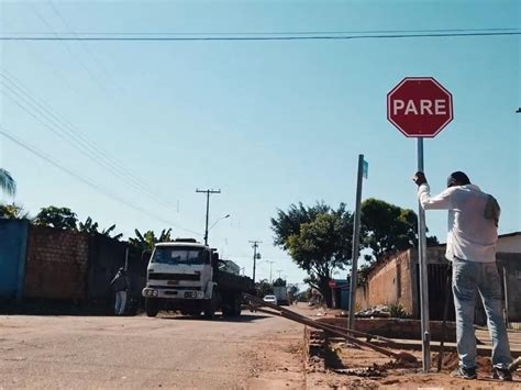 Sinalização vertical e horizontal começa a ser implantada em bairros e