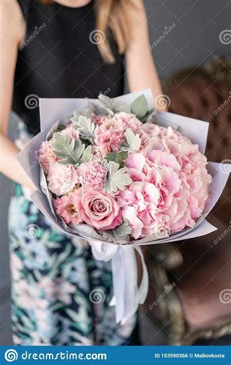 Ramo Hermoso De Flores Mezcladas En Mano De La Mujer Concepto Floral De