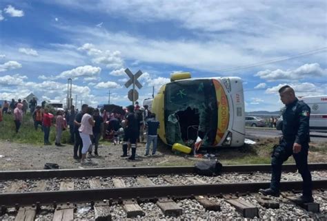 Chofer de autobús quiso ganarle paso al tren tres muertos