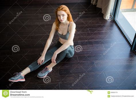 Femme Roux S Asseyant Sur L Tage Photo Stock Image Du Mains