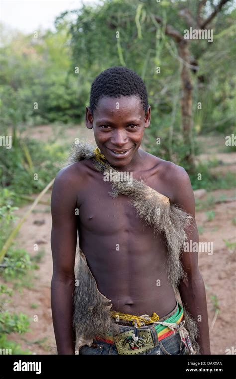 Cazador De Hadzabe Con Arco Y Flechas Fotos E Im Genes De Stock Alamy