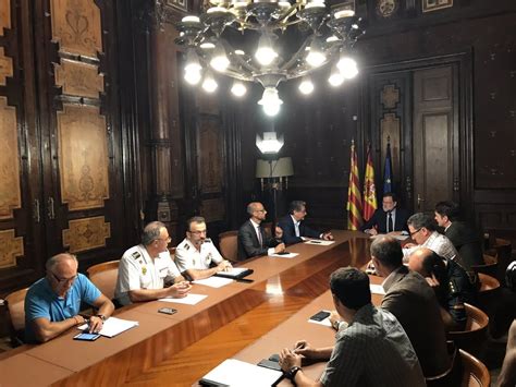 Barcellona Furgone Travolge La Folla Sulla Rambla Polizia Un