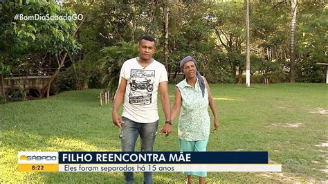 Antiga moradora de rua reencontra filho que vivia em abrigo após 15