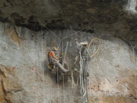 Dordogne les travaux de sécurisation de falaises aux Eyzies sont en cours